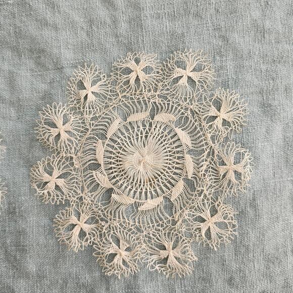 Vintage needle lace doilies pair 5" diameter - Picture 3 of 5